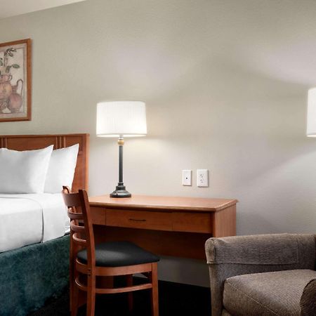 Travelodge By Wyndham Clinton Valley West Court Εξωτερικό φωτογραφία
