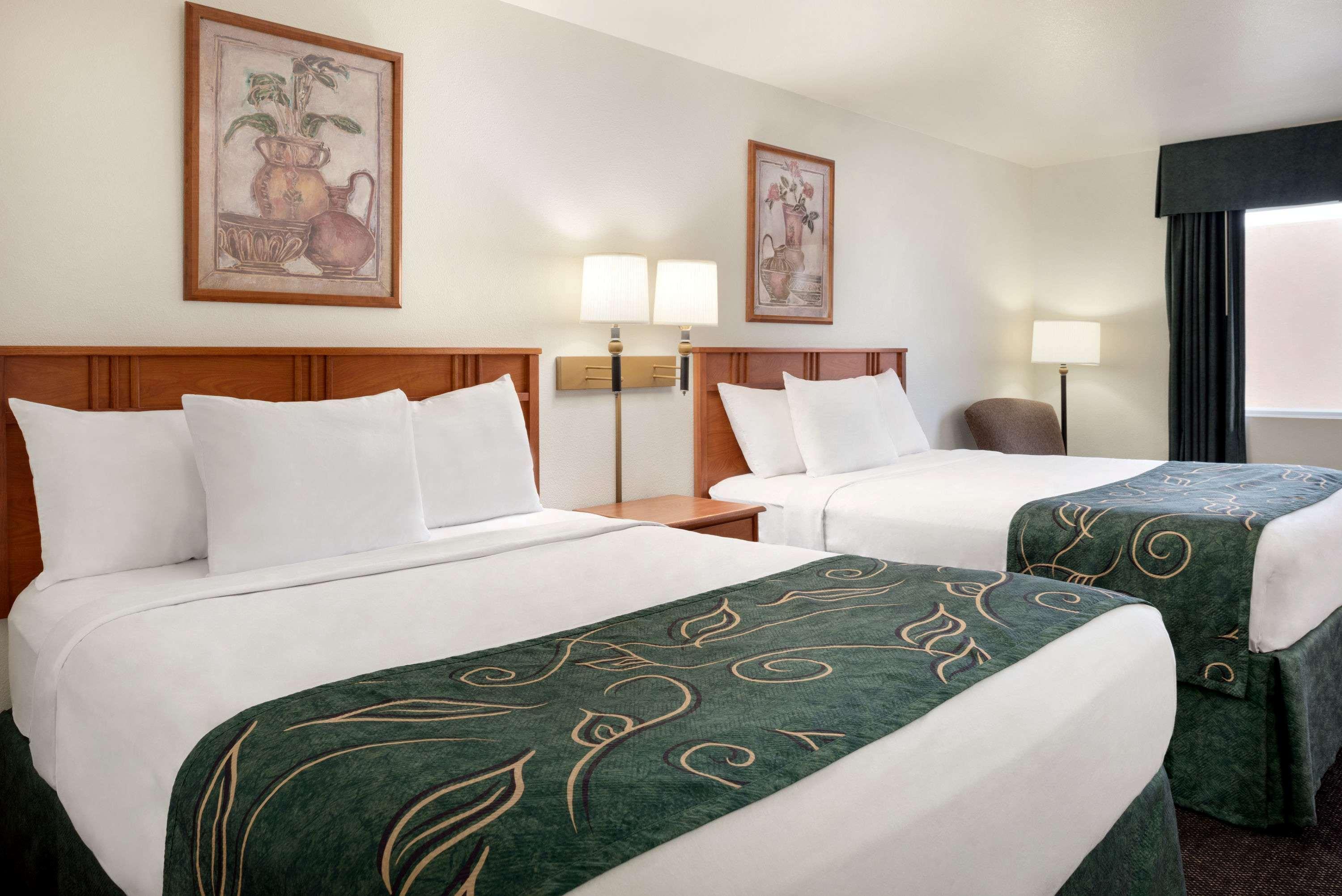 Travelodge By Wyndham Clinton Valley West Court Εξωτερικό φωτογραφία