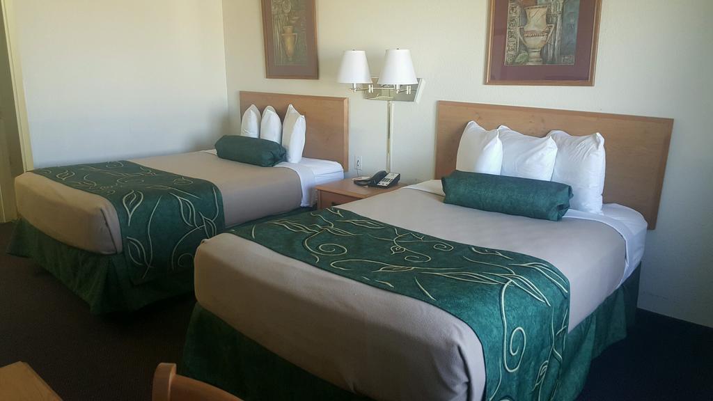 Travelodge By Wyndham Clinton Valley West Court Εξωτερικό φωτογραφία